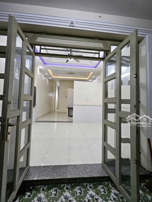 tôi cần bán căn nhà cấp 4 (2pn, 2wc) có diện tích 5 x 20 nở hậu, công nhận đủ 101,7m