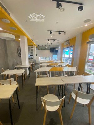 mặt bằng mặt tiền 44 nguyễn huệ, phường bến nghé, quận 1 - dt 5x14m, có thang máy, giá rẻ 40triệu