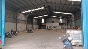 cho thuê kho xưởng tổng dt 3500m2 . dt xưởng 2400m2 giá 120 tr/ tháng. lh 