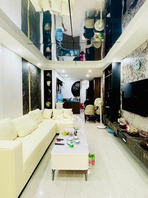 ngõ phùng chí kiên - nhà dân xây 5 tầng - 2 nhà ra mặt phố - oto tránh - sân để xe riêng