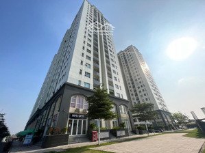 nhà sạch, mới, thoáng mát. chung cư có 2 siêu thị, 6 quán cà phê, 3 tiệm làm nail & tóc....