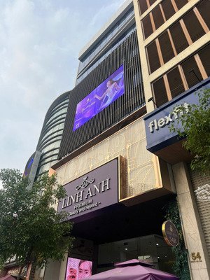 vừa xuống giá 4 tỷ. mt ngay nguyễn đình chiểu, quận 3. dt: 11m (nở hậu) x 20m (198m2). chỉ 46 tỷ