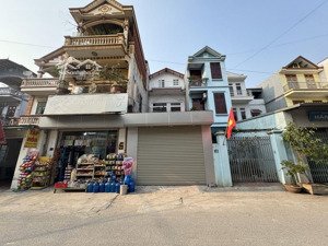 cần bán nhà 3 tầng trục chính xã võng la huyện đông anh hà nội.diện tích 77m đường ô tô tránh