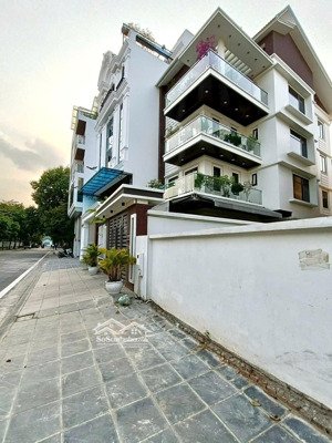 đất đấu giá tái định cư đặng vũ hỷ( thanh am) long biên,vỉa hè,ôtô tránh,gần đường 40m.hồ điều hòa.