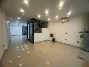 cho thuê văn phòng tại him lam kênh tẻ, giá 15tr/th vào liền .