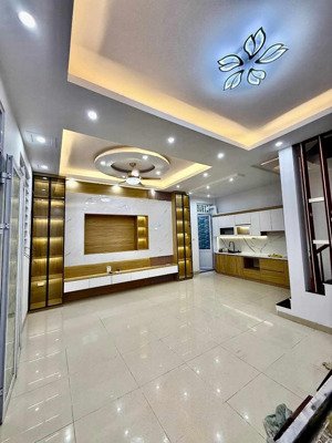 gia đình em có căn nhà phố kim giang, quận hoàng mai muốn bán. vị trí nhà ô tô đỗ cổng, cách 15m