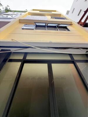 Quận 5 - Nguyễn Chí Thanh - Mới kính cong 40m2, 4 tầng, 3 bước ra mặt tiền.