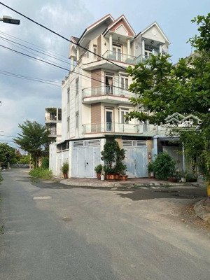 kẹt quá bán gấp nhà 4 tầng, góc 2 mặt tiền kdc gò cát, p. phú hữu, q9 gần chung cư the ricca