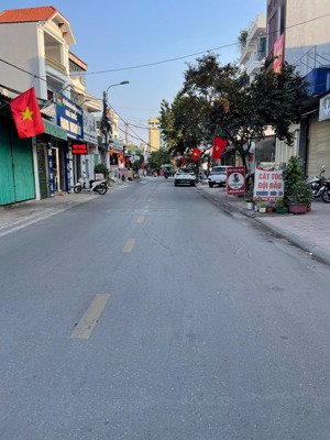 bán căn nhà mặt đường trại lẻ , lê chân , dt 81m , mặt tiền 4,5m giá 8,4 tỷ . lh mr.đông 