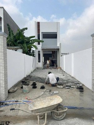 chủ cần bán ngôi nhà toạ lạc phú mỹ bình dương vị trí gần trung tâm tp mới và trường học sân 2 oto