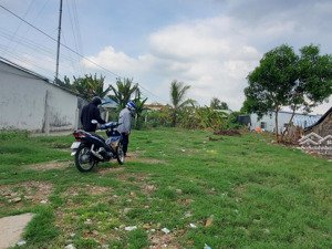 chủ cần tiền bán thanh lý nhanh lô đất ở thị trấn cần đước - 100m2 - lh: 