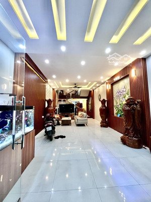 siêu phẩm nhà 3 tầng- 5 phòng ngủ khép kín- full nội thất- đối diện công viên- phạm hùng_đà nẵ