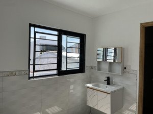 bán nhà mặt tiền kinh doanh, vị trí vàng. trục chính, nhiều xe lưu thông. quận cảm lệ