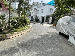 cần bán lô đất biệt thự kdc sadeco phước kiển a. dt: 12.5m x 20m đối diện công viên. giá 82tr/m2.