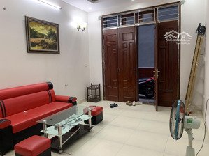 cho thuê nhà riêng, 40m2 xây gồm 4 tầng, ngõ rộng ô tô vào, đường hoàng quốc việt - nghĩa tân.12 tr