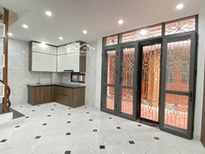 chính chủ cần cho thuê gấp nhà nguyễn chí thanh, dt 50m2 x 4 tầng, ô tô đỗ cửa.gía 16tr/th