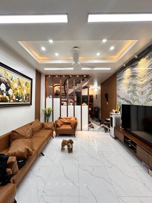 nhà đẹp hoàng hoa thám 5 tầng 6 phòng ngủ chỉ 9.3 tỷ vị trí cực đẹp