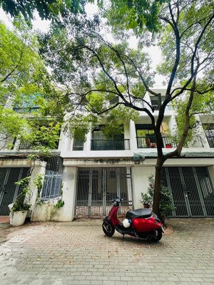 chính chủ bán nhà liền kề kđt ao sào.73m2 nhà thô tự hoàn thiện,giá 19.5 tỷ