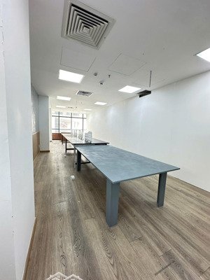 cho thuê văn phòng 55m2 cô giang q1 view kính đã có sẵn nội thất