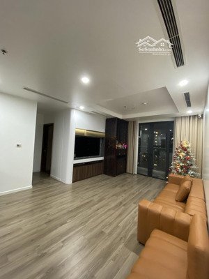 chính chủ bán căn 3pn sáng, r6 royal city, full nội thất, giá tốt nhất thời điểm. lh 