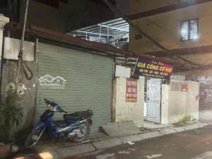 đất (có nhà cấp 4) , 42m2 sổ 83,6m2 lưu không sử dụng riêng. tt quận ba đình oto vào tận nhà