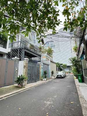 nhà 3 tầng 13,5 tỷ , 5 x 20 đường số 20 (hoàn công) ngay sát ghigamall p.hiệp bình chánh thủ đức