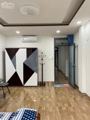 Bán nhà 3 tầng KĐT Hà Quang 2, Nha Trang. DT : 80m2 ngang 4m. Nhà gồm 3 phòng ngủ, 4wc - Phù hợp mua ở định cư lâu dài hoặc tạo dòng tiền cho thuê. Để lại nội thất. Giá bán: 7 tỷ 200 triệu