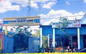 nhà ở gồm cả nhà nghỉ có hồ cá koi