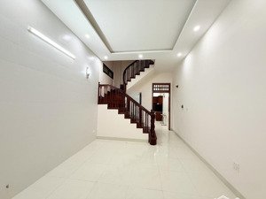 bán nhà nguyễn ngọc vũ - 60m2 x 5 tầng - nhà dân xây - ô tô đỗ cửa