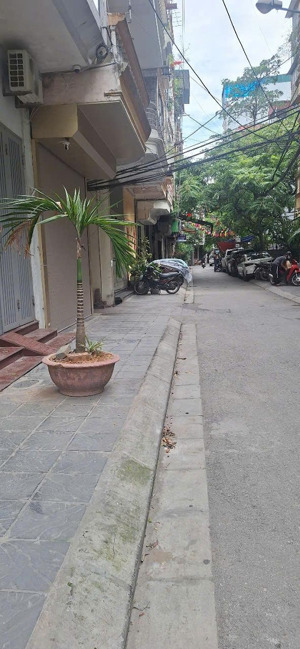 toà nhà 7 tầng thang máy, 45m2, gara oto, sát hồ, giá bán 16.9 tỷ