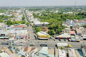 còn lô 82 m2 vuông vức ngay chợ bình chánh, khu đông dân dân trí cao, thích hợp xây ở, sổ riêng