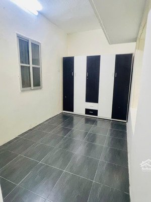 cho thuê căn hộ tầng 1 tập thể k5 ngõ 36 ao sen, 60m, 3 ngủ riêng biệt 6 triệu