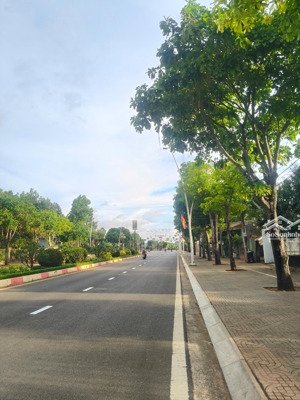 chính chủ gửi bán lô đất mặt tiền đường trần hưng đạo thuộc thị trấn ngã giao 7x50m có 50m2 tc