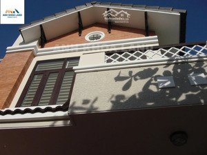 nhà 3 tầng có 2 sân vườn 70m2 - trung tâm thủ đức - thích hợp hoạt động ngoài trời - hẻm oto tránh