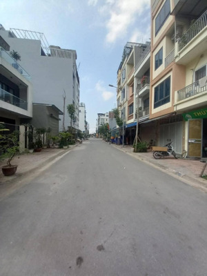 bán đất khu tái định cư ngọc thụy 2 mặt thoáng đường rộng 12m vỉa hè rộng gần hồ kinh doanh