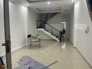 cần cho thuê nhà 4phòng ngủ sân ô tô hẻm hồng phong gần chợ phú hoà