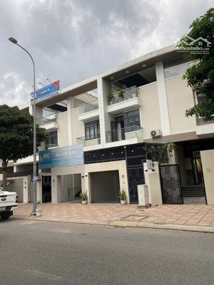 bán gấp nhà mặt tiền đường hoàng hoa thám