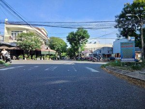 gia đình cần tiền kinh doanh nên cần bán gấp đất 2 mặt tiền hồ sĩ tân và dương lâm sơn trà