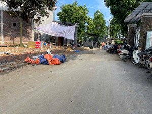 chủ đất cắt bán 100m2 full đất ở. mặt đường nhựa kinh doanh. dân cư đông thân thiện.