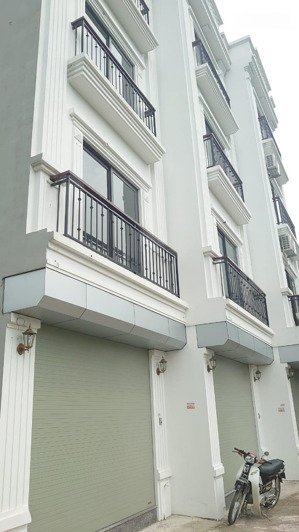 bán nhà 4tx35m2. giá 3.25 tỷ. 20m ra đường ô tô thông gần ngay ga tàu điện bến xe yn. lh 