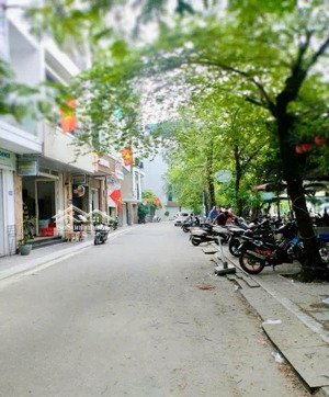 hàm cá mập ba đình-siêu phẩm lô góc - dân xây -3 mặt thoáng -phân lô -vỉa hè - ôtô tránh .