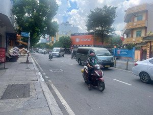 bán nhà mt bờ bao 1 đường 30m đối diện trường học lê thánh tông. dt: 5x22m
