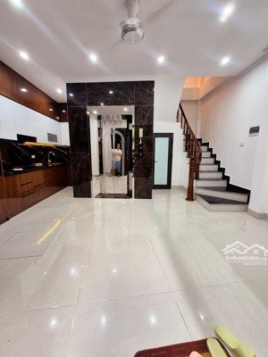 chỉ hơn 10 tỷ sở hữu ngay căn nhà phố hoàng quốc việt - cầu giấy, 40m2 x 6 tầng, cách 2 nhà ra phố