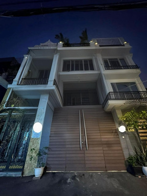 nhà đẹp ở ngay thành thái, q10 3 tầng, hẻm thông xe hơi giá tốt