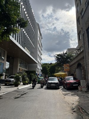 bán nhà hẻm 8m cửu long. p2. quận tân bình. 8.5 x 21m. nở hậu 10m. 190m2. 1 trệt 2 lầu. giá 32 tỷ