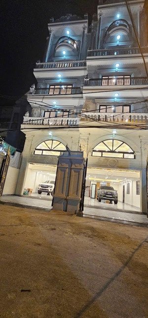 biệt thự tại phố thạch bàn -long biên -hà nội.
dt:80m2 xây mới 100% . thang máy nhập khẩu .
