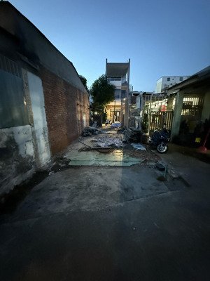 lô đất kiệt chính hữu , gần đường chỉ vài bước chân , sát biển quá đẹp hợp lí xây nhà hoặc xây căn