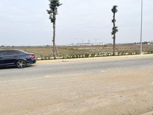 chuyển nhượng 1 ha đất ở kcn yên phong, bắc ninh. sẵn mặt bằng, bàn giao ngay. giá: 4,4 tr/m2