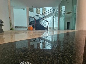 cho thuê nhà ngõ 18 phạm hung 100m x7t thang máy