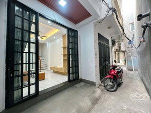 (cc) tôn đức thắng - đống đa. 23m2 x5t, nhà đẹp ở ngay, có ban công, ngõ thông, sđcc. giá 5.68 tỷtl
